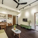 Radiant Builing-Rooftop Pool-Lift-Center